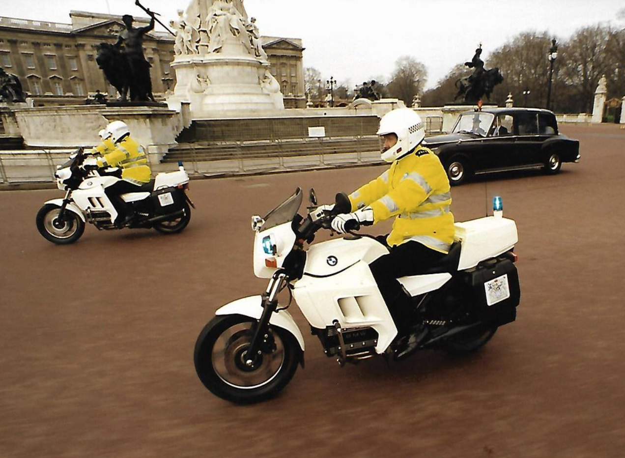 SEG K100s on duty outside Buckingham Palace